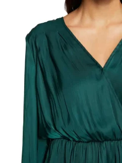 Blouse sapin en satin à coupe péplum col v et à manches longues