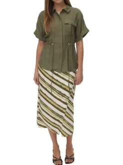 Blouse verte pourvue d'un col à revers et de manches courtes