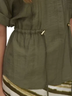 Blouse verte pourvue d'un col à revers et de manches courtes