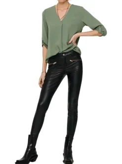 Blouse verte unie à coupe fluide et à col v avec des manches 3/4 boutonnées