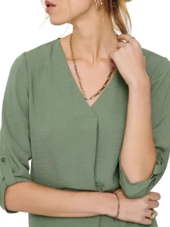 Blouse verte unie à coupe fluide et à col v avec des manches 3/4 boutonnées