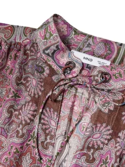 Blouse violette imprimé avec une coupe droite fluide et un col montant