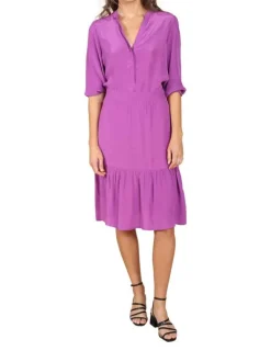 Blouse violette unie coupe droite avec un col tunisien resserré élastiquement à l'extrémité des manches