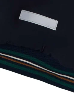 Blouson marine à capuche amovible en fausse fourrure avec un col montant