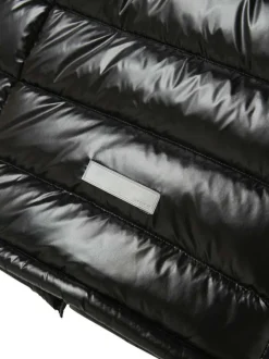 Blouson noir bi-matière pourvu d'un col à capuche orné de fausse fourrure