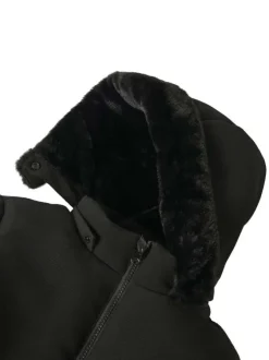 Blouson noir bi-matière pourvu d'un col à capuche orné de fausse fourrure