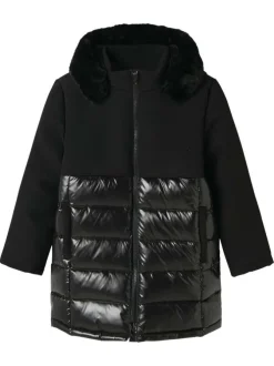Blouson noir bi-matière pourvu d'un col à capuche orné de fausse fourrure