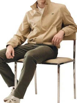 Blouson beige à coupe ajustée pourvu d'un col à boutons pression