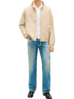 Blouson beige pourvu d'une fermeture zippée ton sur ton et du patch de la marque