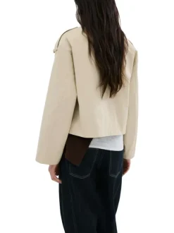 Blouson beige uni avec une coupe cropped et un col montant boutonné