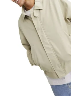 Blouson beige uni coupe droite avec un col français et bouton au col