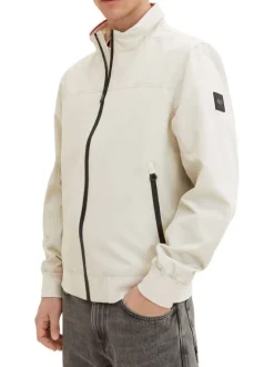 Blouson beige uni coupe droite avec un col montant et des poches latérales