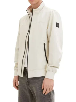 Blouson beige uni coupe droite avec un col montant et des poches latérales