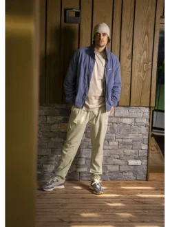 Blouson bleu uni avec une coupe droite col et une fermeture zippée