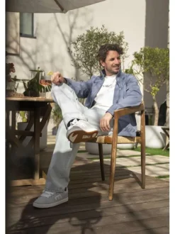 Blouson bleu uni avec une coupe droite col et une fermeture zippée