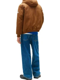 Blouson camel uni avec une coupe ajustée et un col à capuche réglable