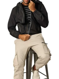 Blouson à capuche noir uni avec des détails blancs et à coupe droite