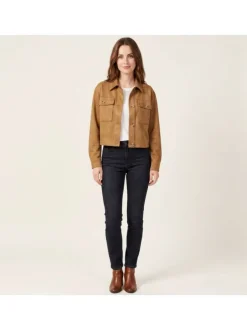 Blouson court camel uni avec une coupe droite et un col à revers