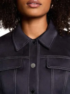Blouson court indigo uni avec une coupe droite et un col à revers