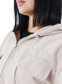 Blouson écru pourvu d'un col à capuche avec cordon de serrage