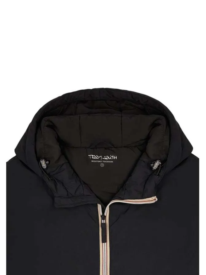 Blouson déperlant noir avec col à capuche, zip tricolore et logo de la marque