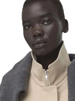 Blouson en coton beige uni pourvu d'une coupe droite et d'un col montant