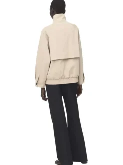 Blouson en coton beige uni pourvu d'une coupe droite et d'un col montant