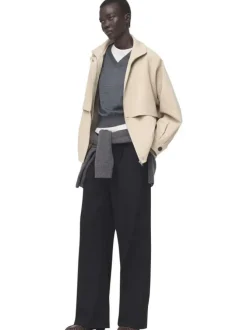 Blouson en coton beige uni pourvu d'une coupe droite et d'un col montant