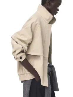 Blouson en coton beige uni pourvu d'une coupe droite et d'un col montant