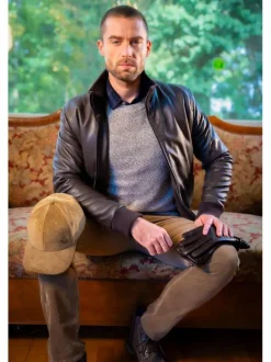Blouson en cuir de mouton marron uni avec une coupe droite et un col montant