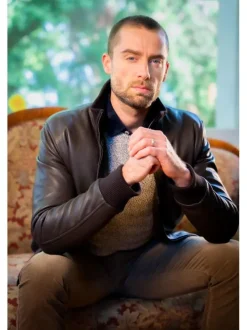 Blouson en cuir de mouton marron uni avec une coupe droite et un col montant