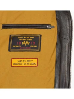 Blouson en cuir marron avec une coupe droite et un col aviateur amovible