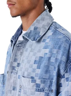 Blouson en Jean bleu géométrique avec une coupe droite et un col boutonné