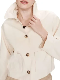 Blouson en jean écru uni avec une coupe droite et un col à revers