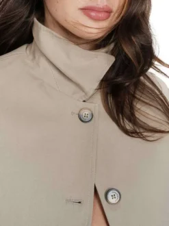 Blouson en jean tilleul uni avec une coupe droite et un col à revers