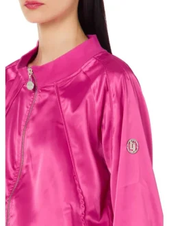 Blouson fuchsia uni coupe bombers avec un col montant et un patch métallique