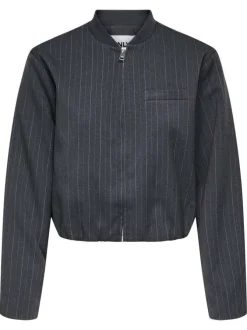 Blouson gris rayé avec une coupe droite et un col rond à zip de fermeture