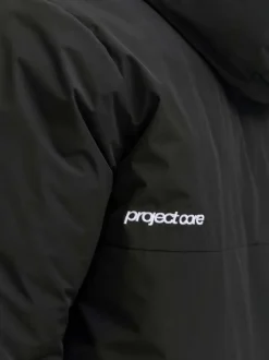 Blouson imperméable noir uni à coupe droite avec un col à capuche
