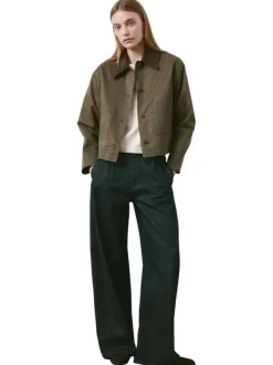 Blouson kaki uni avec une coupe droite et un col à revers en velours