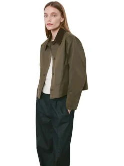 Blouson kaki uni avec une coupe droite et un col à revers en velours