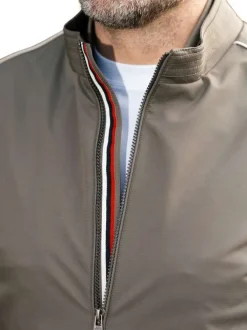 Blouson kaki uni avec une coupe droite un col montant et une fermeture zippée