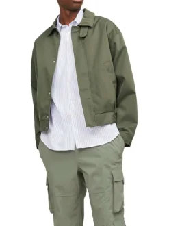 Blouson kaki uni coupe droite avec un col français et des poches latérales