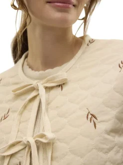 Blouson manches longues écru matelassé avec une coupe droite et un col rond