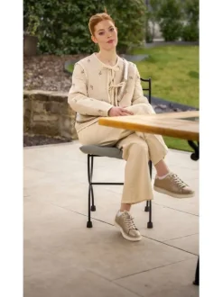 Blouson manches longues écru matelassé avec une coupe droite et un col rond