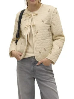 Blouson manches longues écru matelassé avec une coupe droite et un col rond