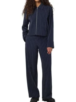 Blouson marine à rayures avec une coupe droite et un col chemise