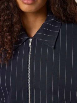 Blouson marine à rayures avec une coupe droite et un col chemise