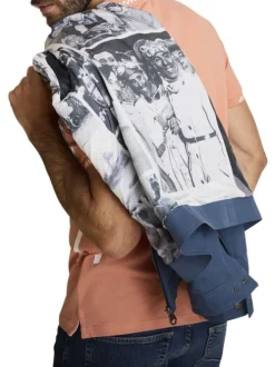 Blouson marine uni avec une coupe ajustée et une fermeture zippée