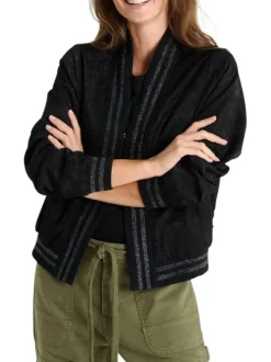 Blouson noir avec des motifs monochromes et une coupe droite