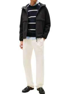 Blouson noir avec un col à capuche et une fermeture à glissière